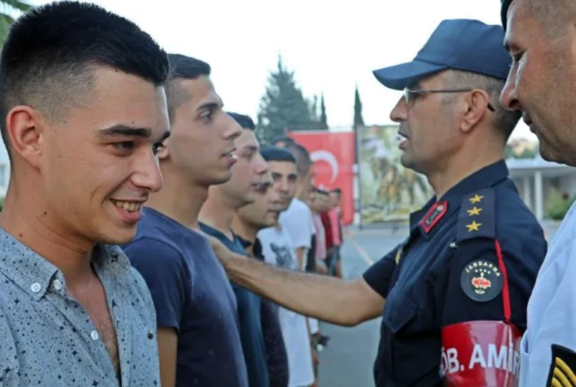 Yeni askerlik düzenlemesiyle terhis olan askerlerin sevinçleri görülmeye değer - Resim: 3