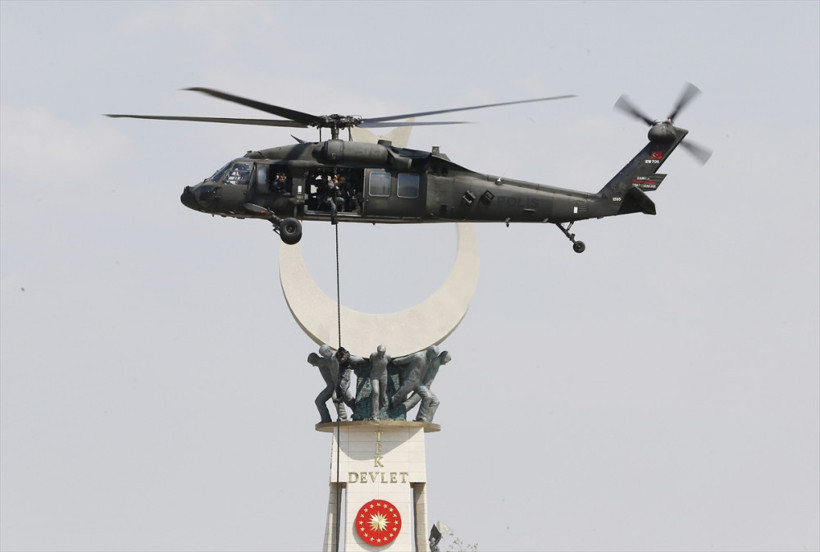 Bakan Soylu Erdoğan'ın yakasına kendi elleriyle taktı! - Resim: 1