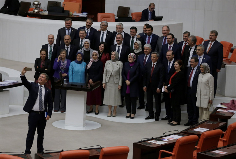 TBMM'de renkli anlar! CHP'li vekil çekti AK Partililer poz verdi - Resim: 3