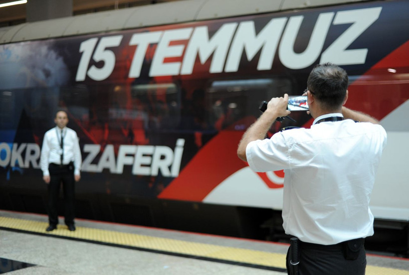 Yüksek Hızlı Tren 15 Temmuz'a özel giydirildi görenler heyecanını gizleyemedi - Resim: 3