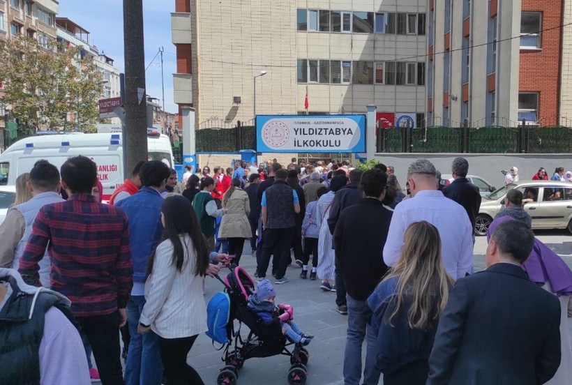 İstanbul'daki okullarda oy kullanma yoğunluğu sürüyor - Resim: 2