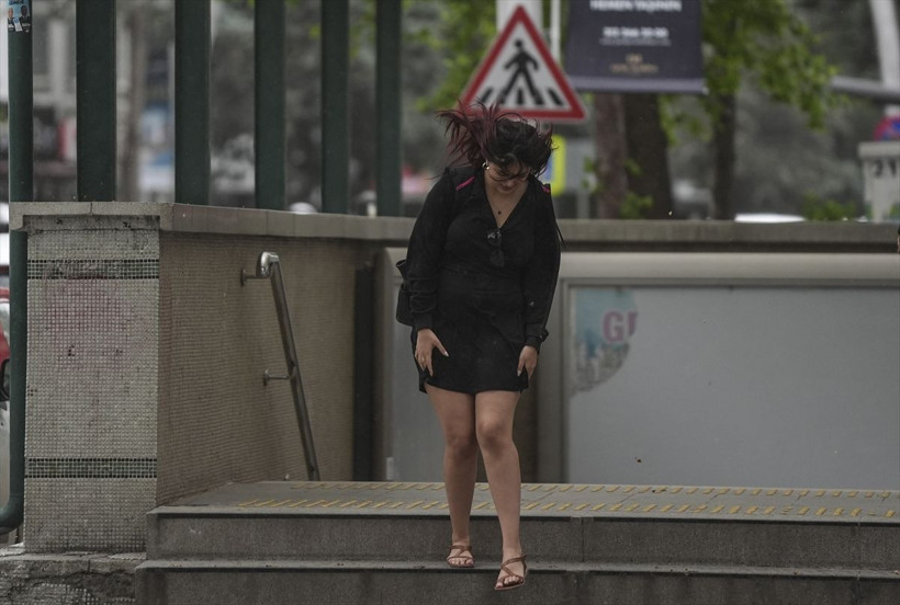 Ankara'da sağanak ve kuvvetli fırtına etkili oluyor! Ağaçlar devrildi,trafik felç oldu - Resim: 4