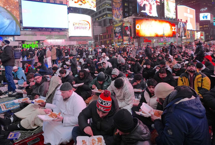 Ünlü Times Meydanı'nda iftar programı düzenlendi - Resim: 2