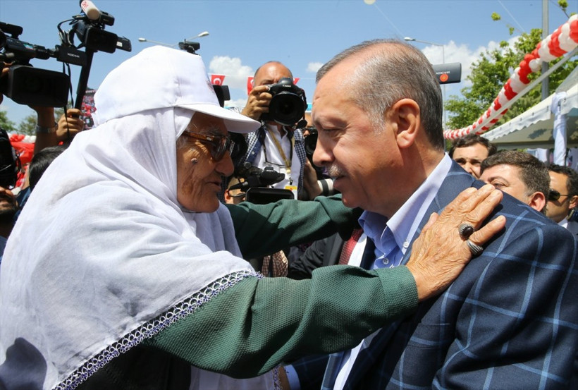 Diyarbakırlı teyze Erdoğan'ı yanağından öptü! - Resim: 3