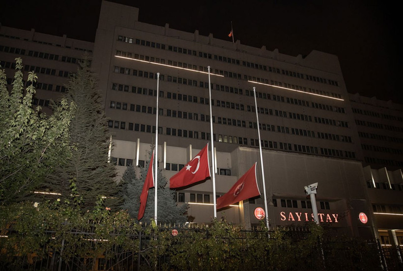 Milli yas ilanının ardından Türkiye'de bayraklar yarıya indirildi - Resim: 1