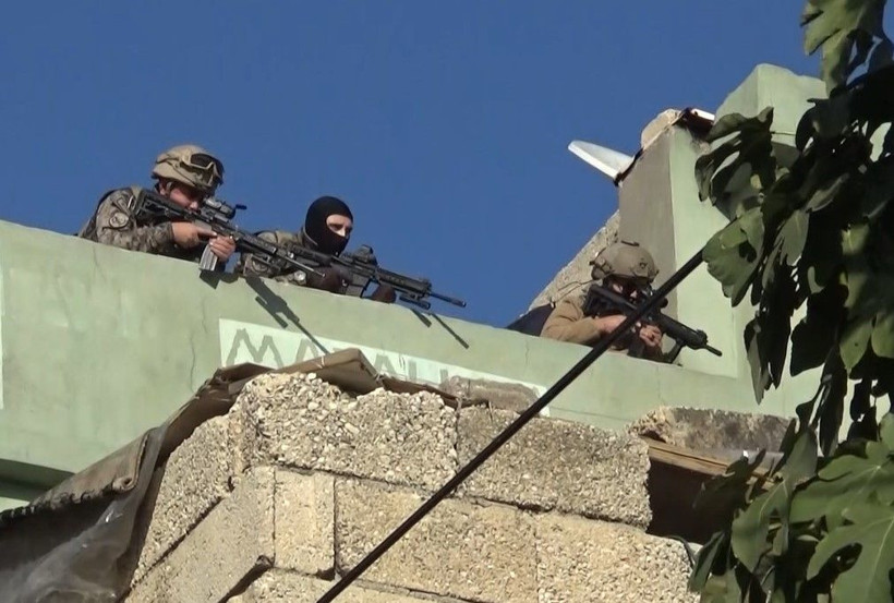 Polise ateş açtı evde kadın kılığında etek giymiş halde yer yatağında yakalandı! 5 ayrı suçtan aranıyormuş - Resim: 2