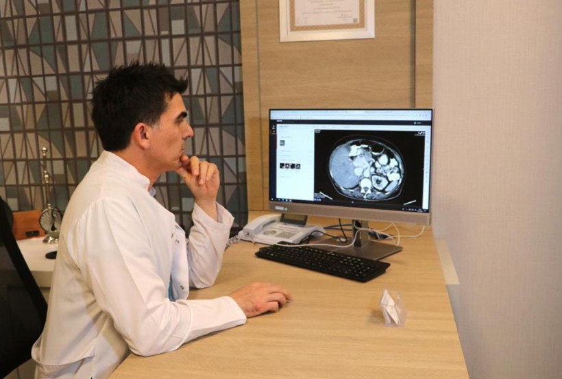 Karnındaki kitleyi görenler dehşete düştü, ameliyatla alındı - Resim: 1