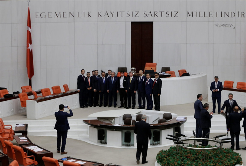 TBMM'de renkli anlar! CHP'li vekil çekti AK Partililer poz verdi - Resim: 1