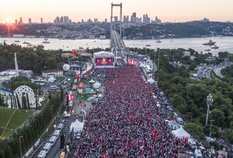  15 Temmuz Şehitler Köprüsü'nde muhteşem tören - Resim: 2
