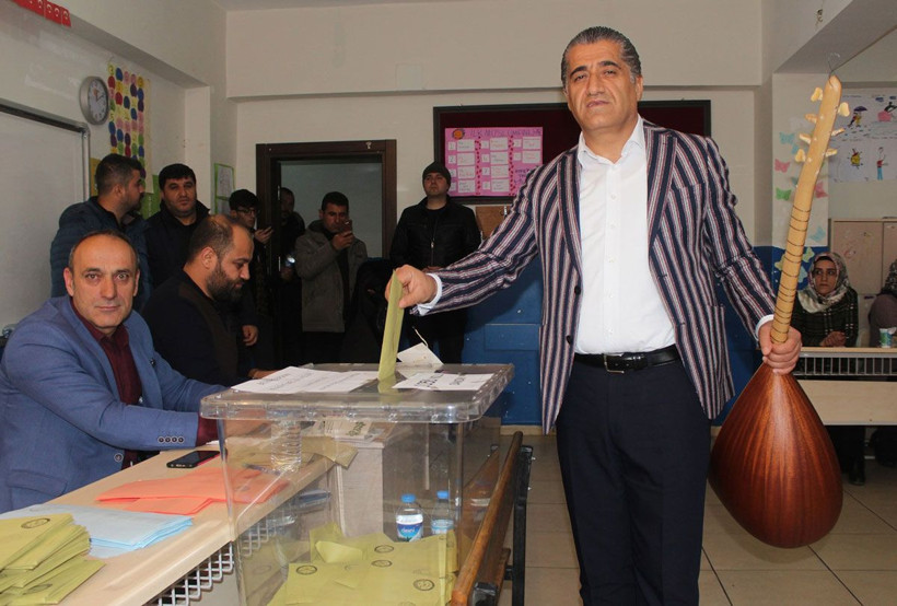 Türkücü Aydın Aydın oy kullanmaya giderken yine yaptı yapacağını! - Resim: 2