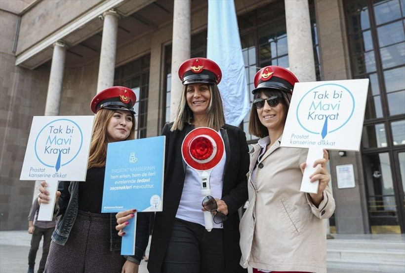 Dev mavi kravatı görenler şaşırdı! Sebebi bakın neymiş - Resim: 1