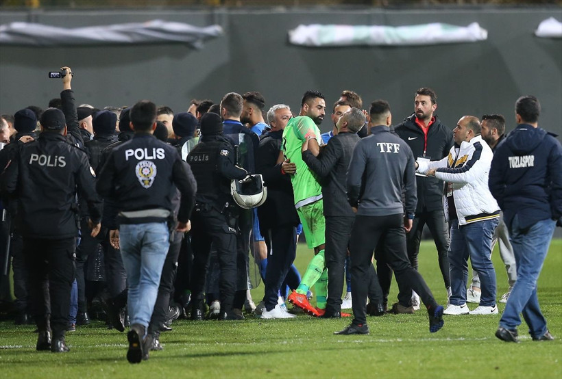Tuzlaspor Galatasaray maçının ardından saha karıştı - Resim: 3
