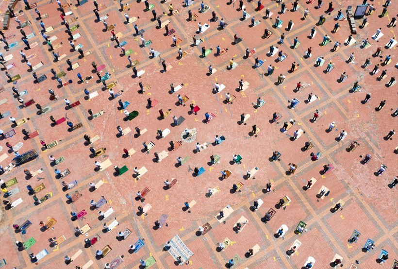 İbadet aşkı engel tanımaz Kütahya'da cuma namazı şehrin meydanında kılındı - Resim: 3