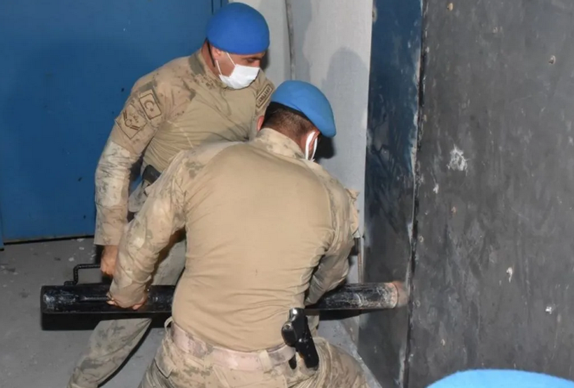 İzmir'de HES kodlu kumarhane kurmuşlar! Ekipler gizli mekana koçbaşıyla duvarı kırarak girdi - Resim: 1