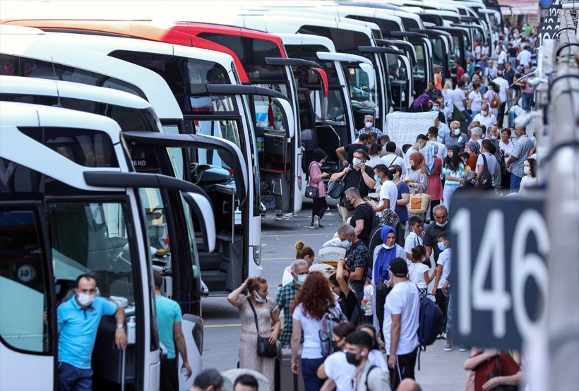 Bayram öncesi hareketlilik! İstanbul'da trafik sakin, havalimanı ve otogarlar tıklım tıklım - Resim: 2