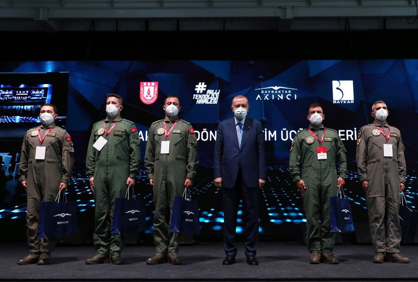 Bayraktar Akıncı TİHA'ya Erdoğan imzası - Resim: 1