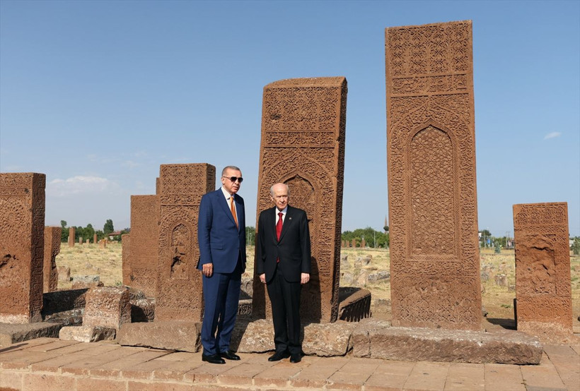 Cumhurbaşkanı Erdoğan ve Bahçeli'den Selçuklu mezarlığına ziyaret - Resim: 1