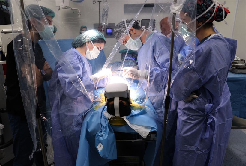 Ses telleri felç geçiren sanatçıya ilginç ameliyat: VR gözlük taktı doktor şarkı söyletti - Resim: 2