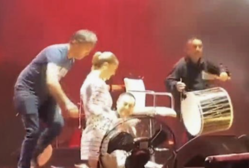 İzleyenler panik oldu! MS hastası Serdar Ortaç sahnede öyle bir düştü ki... - Resim: 2