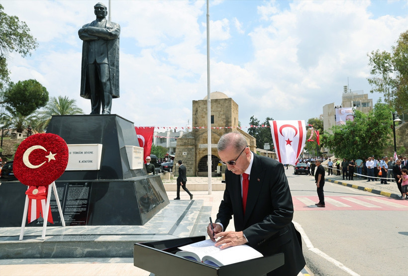 Cumhurbaşkanı Erdoğan ilk resmi ziyareti için KKTC'de! Sevgi gösterileri ile karşılandı - Resim: 6