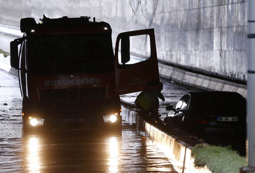 Alt geçitte mahsur kalanlar omuzlarda taşındı - Resim: 1