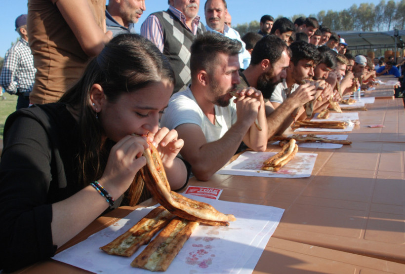 Tokat'ta 10 dakikada rekor sayıda pide yiyerek şampiyon oldu - Resim: 3