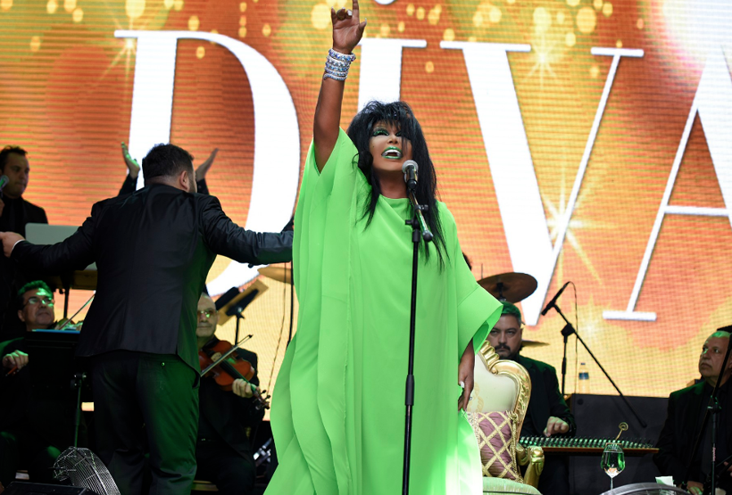 Bülent Ersoy sahnede orkestrasına dönüp ateş püskürdü: Aptal bunlar - Resim: 2