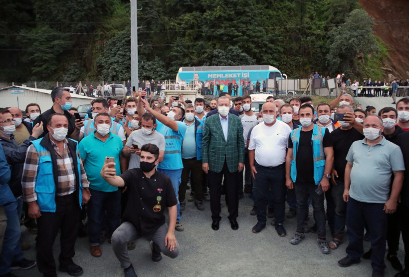 Cumhurbaşkanı Erdoğan'dan Rize-Artvin Havalimanı inşaatında inceleme - Resim: 1