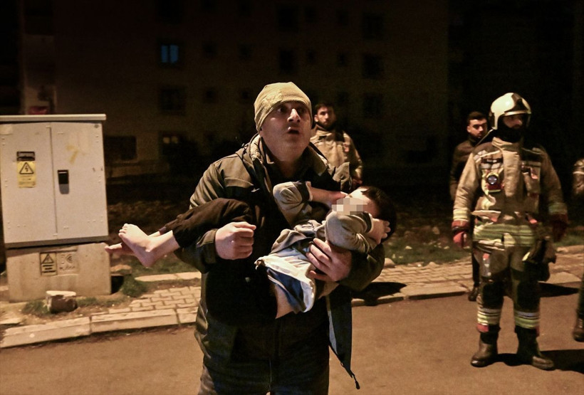 Ankara'da korku dolu 12 saat! 7 yaşındaki oğlunu rehin alana baba, vurularak çocuk kurtarıldı - Resim: 2