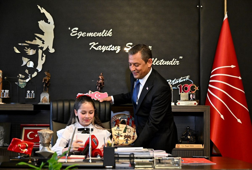 CHP Genel Başkanı Özgür Özel, TBMM'deki koltuğunu 5. sınıf öğrencisi Dora'ya devretti - Resim: 1