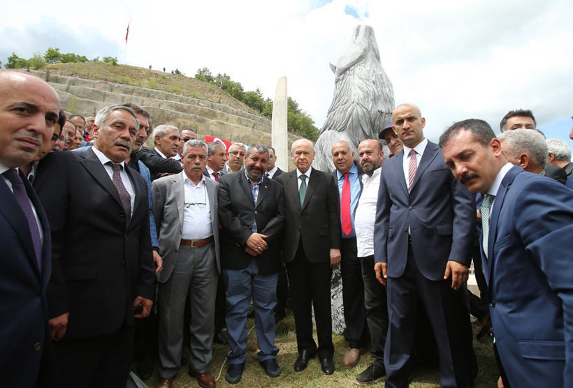Devlet Bahçeli Ülkücü şehitler için namaz kıldı dua etti - Resim: 2