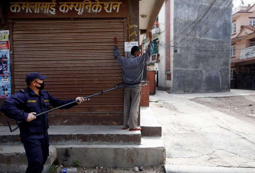 Koronavirüs yasaklarına uymayanlar vahşi hayvan gibi yakalanıp kafeslere kondu - Resim: 2