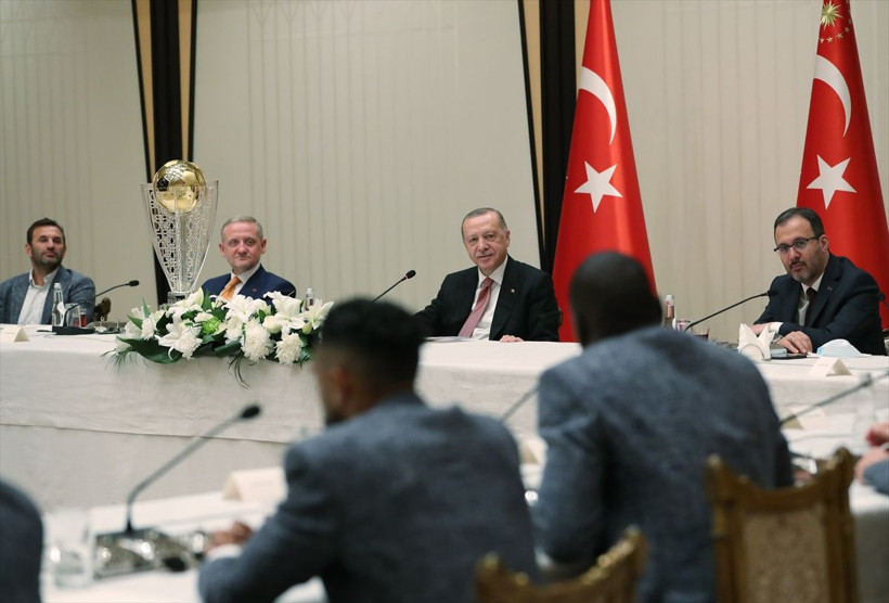 Erdoğan, şampiyon Başakşehir’i kabul etti formaya imzayı attı - Resim: 4