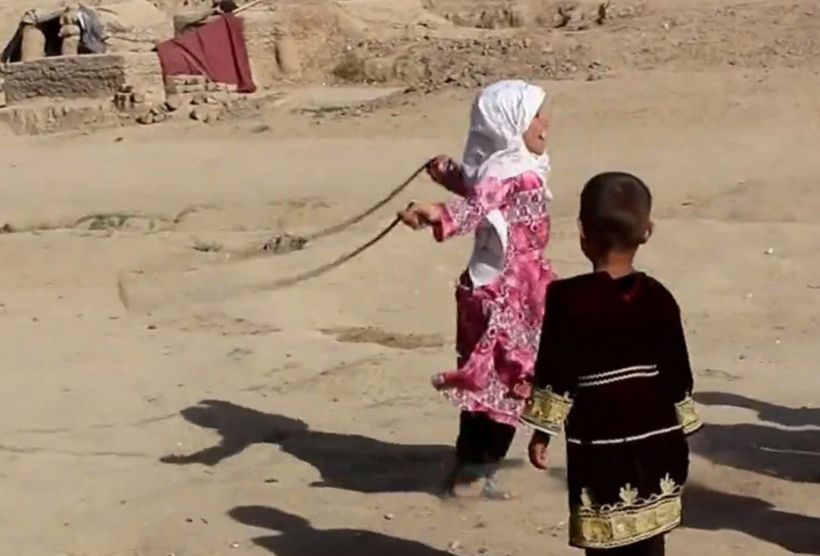 Makyaj yaptı 9 yaşındaki kız 55 yaşındaki adama satıldı! Ödeme koyun ve toprakla - Resim: 2