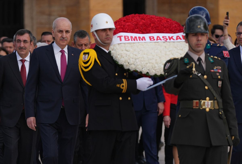 TBMM Başkanı Kurtulmuş başkanlığındaki devlet erkanı, Anıtkabir'i ziyaret etti - Resim: 2