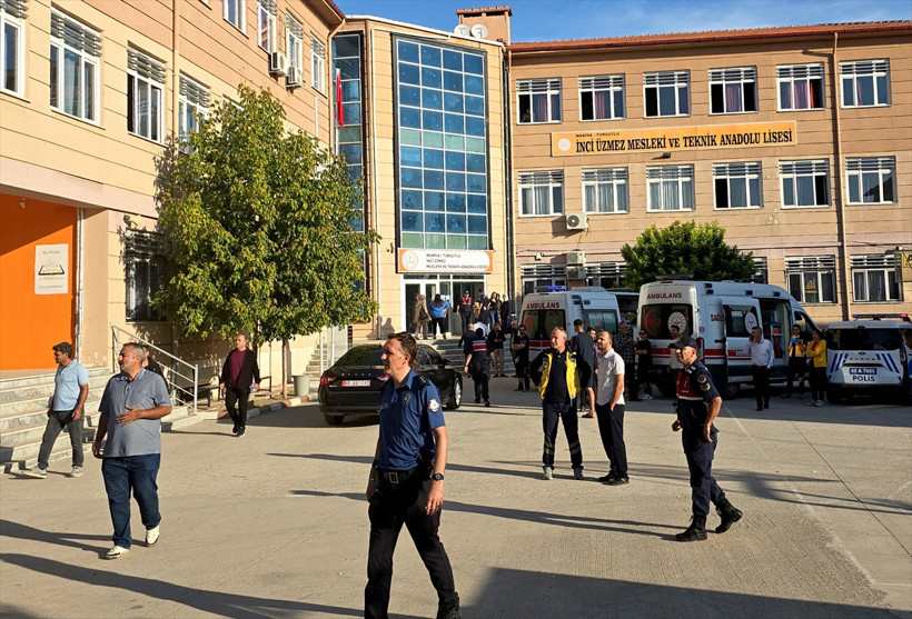 Manisa'da okul önünde silahlı saldırı! Yaralılar var, saldırgan yakalandı - Resim: 0