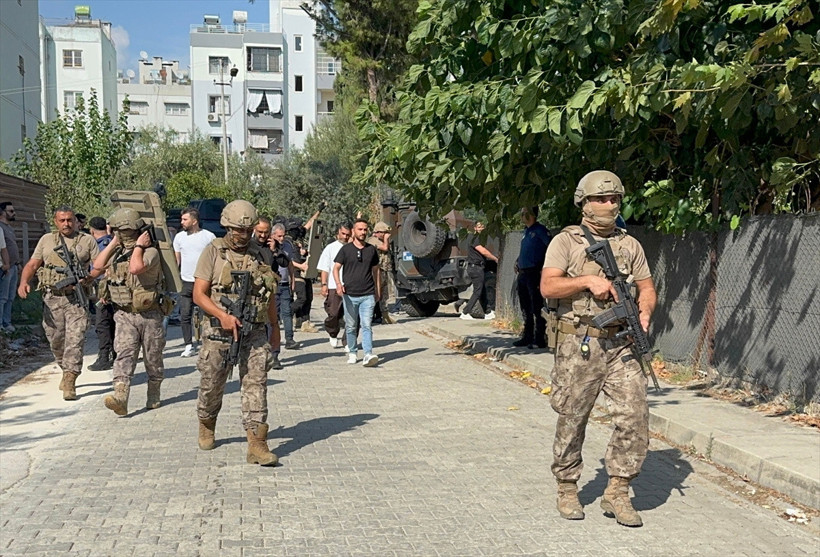 Adana'da hareketli dakikalar! Polise el bombasıyla direndi - Resim: 3