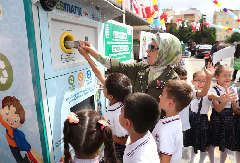 Emine Erdoğan Esenler'de öğrencilere atıktan üretilen defter dağıttı - Resim: 2