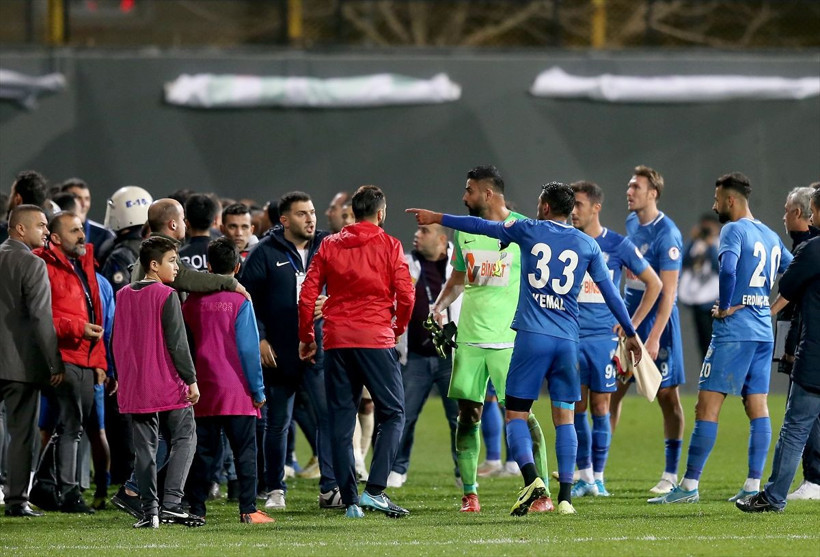 Tuzlaspor Galatasaray maçının ardından saha karıştı - Resim: 4