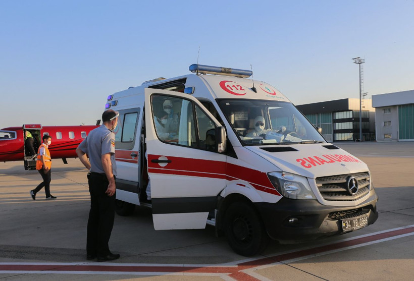 Türkiye'de tedavi olmak isteyen hasta ambulans uçakla Bakü'den İstanbul'a getirildi - Resim: 3