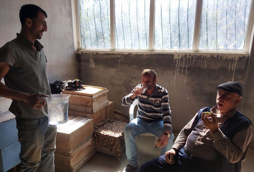 Sivas Hafik'te evinin zemininden çıkan suya çözüm bulamayınca bakın ne yaptı! - Resim: 4