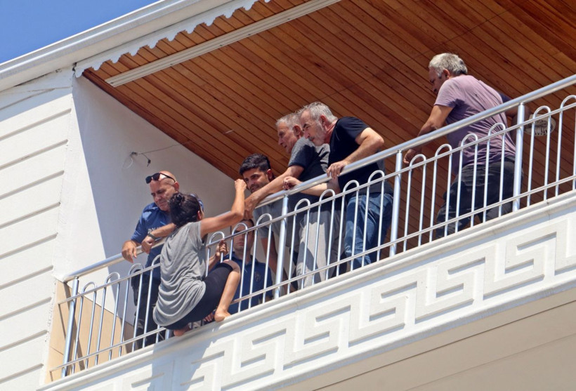 Babasından daire talebi reddedilen genç kadın çıldırdı balkondan sarktı polisler zor yakaladı - Resim: 3