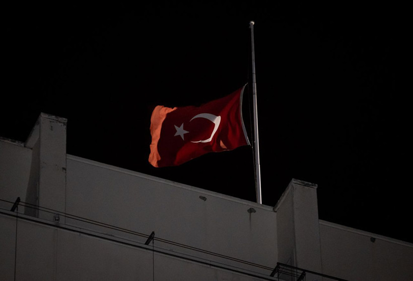 Milli yas ilanının ardından Türkiye'de bayraklar yarıya indirildi - Resim: 3