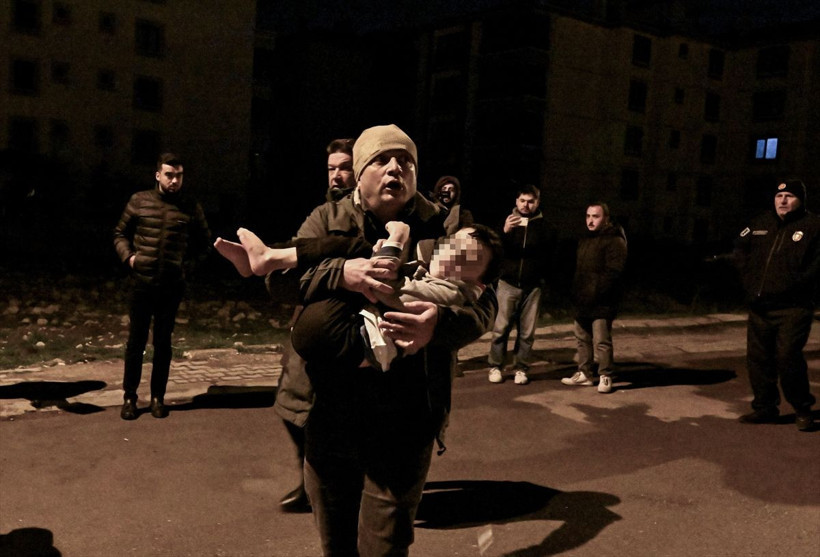 Ankara'da korku dolu 12 saat! 7 yaşındaki oğlunu rehin alana baba, vurularak çocuk kurtarıldı - Resim: 3