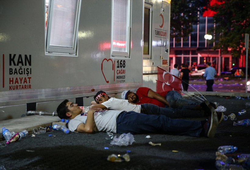 Demokrasi nöbetinde duygulandıran görüntüler! - Resim: 1