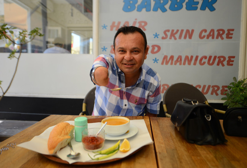 İki kolu olmayan öğretmenden öğrencilere destek - Resim: 3