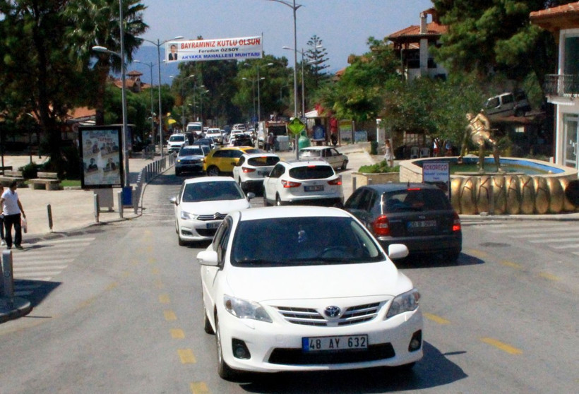 Muğla’nın Akyaka mahallesi bayramda nüfusunu 25'e katladı araç trafiği kilitlendi - Resim: 2