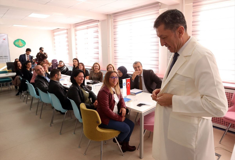 Milli Eğitim Bakanı Ziya Selçuk öğretmenliği özlemişim deyip giydi önlüğü - Resim: 2