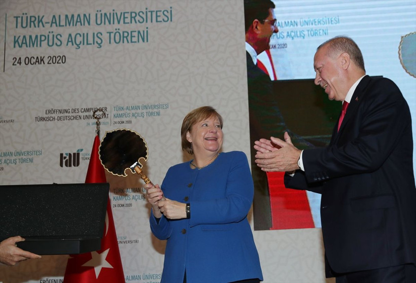 Erdoğan'dan hediye alan Angela Merkel'in sevindirik halleri - Resim: 2