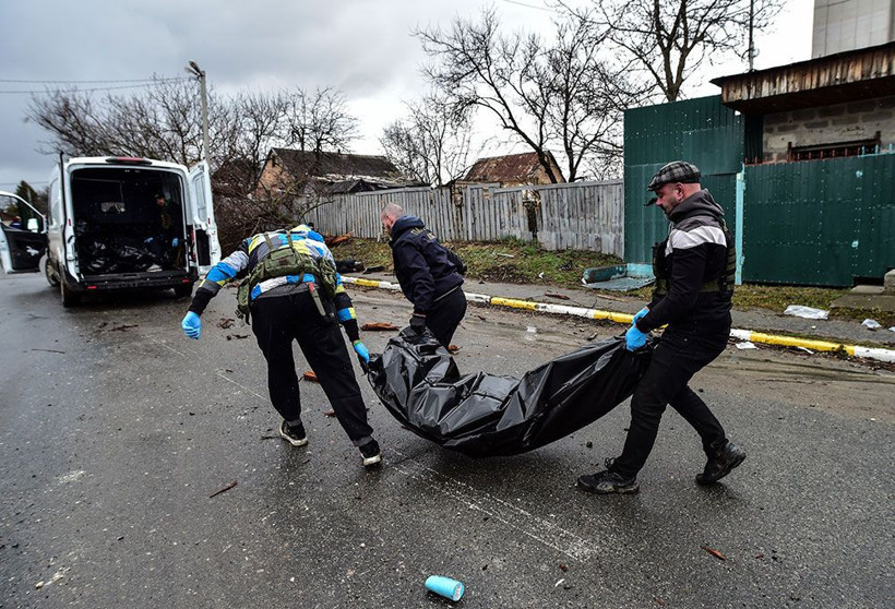 Rusya Bucha'da katliam yaptı sokaktaki çürümüş cesetler toplu mezara gömülüyor - Resim: 3